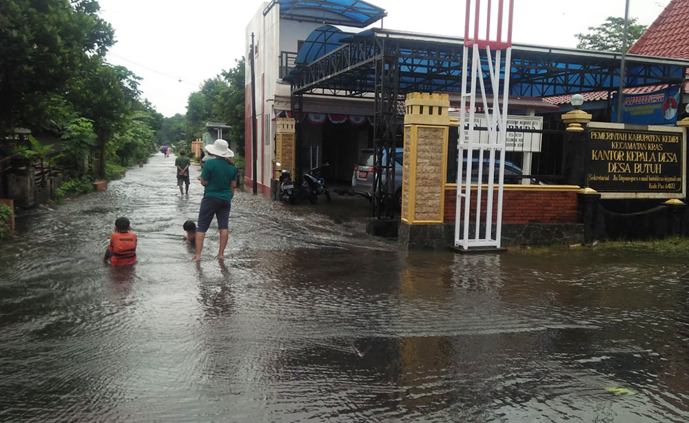 Banjir juga melanda jalan di depan Balai Desa Butuh. Foto: Ist.