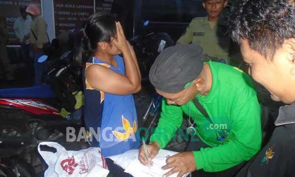 Salah satu warga saat tertangkap tangan membuang sampah sembarangan. foto: arif kurniawan/ BANGSAONLINE