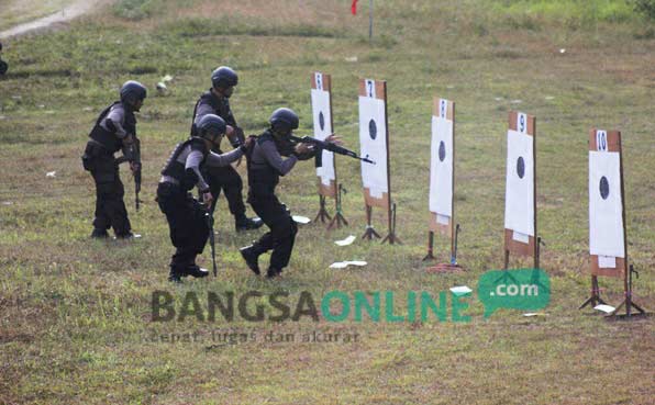 Sejumlah anggota Brimob saat sedang latihan menembak. foto: ilustrasi/eky nurhadi/dok/ BANGSAONLINE