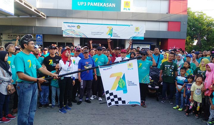 Manajer UP3 Pamekasan sedang melepas JJS yang diikuti 2.500 peserta.