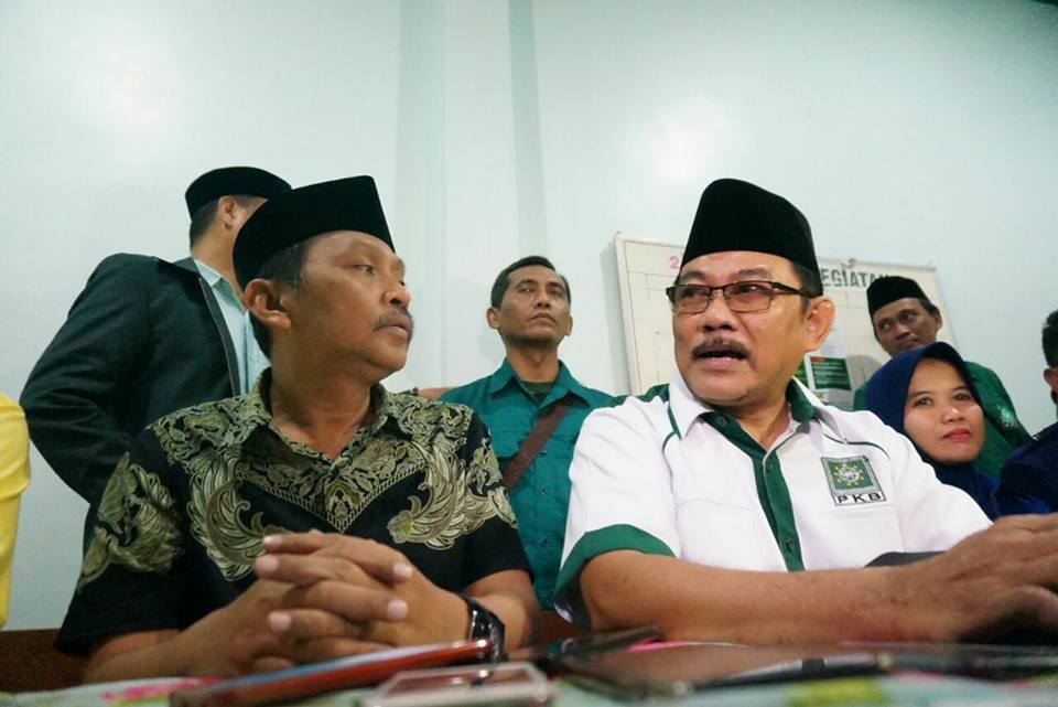 Calon wakil bupati Jombang Subaidi Muchtar (kiri) yang merupakan pasangan Calon Bupati Jombang Nyono Suharli Wihdandoko bersama Ketua DPC PKB Jombang Mas