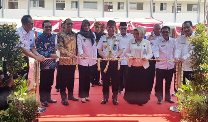 Didampingi Bupati Tantri, Dirjen Imigrasi, Ronny F Sompie meresmikan Kantor UKK Kabupaten Probolinggo.