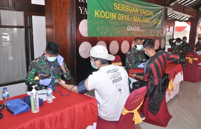 Kegiatan vaksinasi hasil kerja sama antara Kodim 0818/Malang-Batu dengan Dinas Kesehatan Kota Batu.