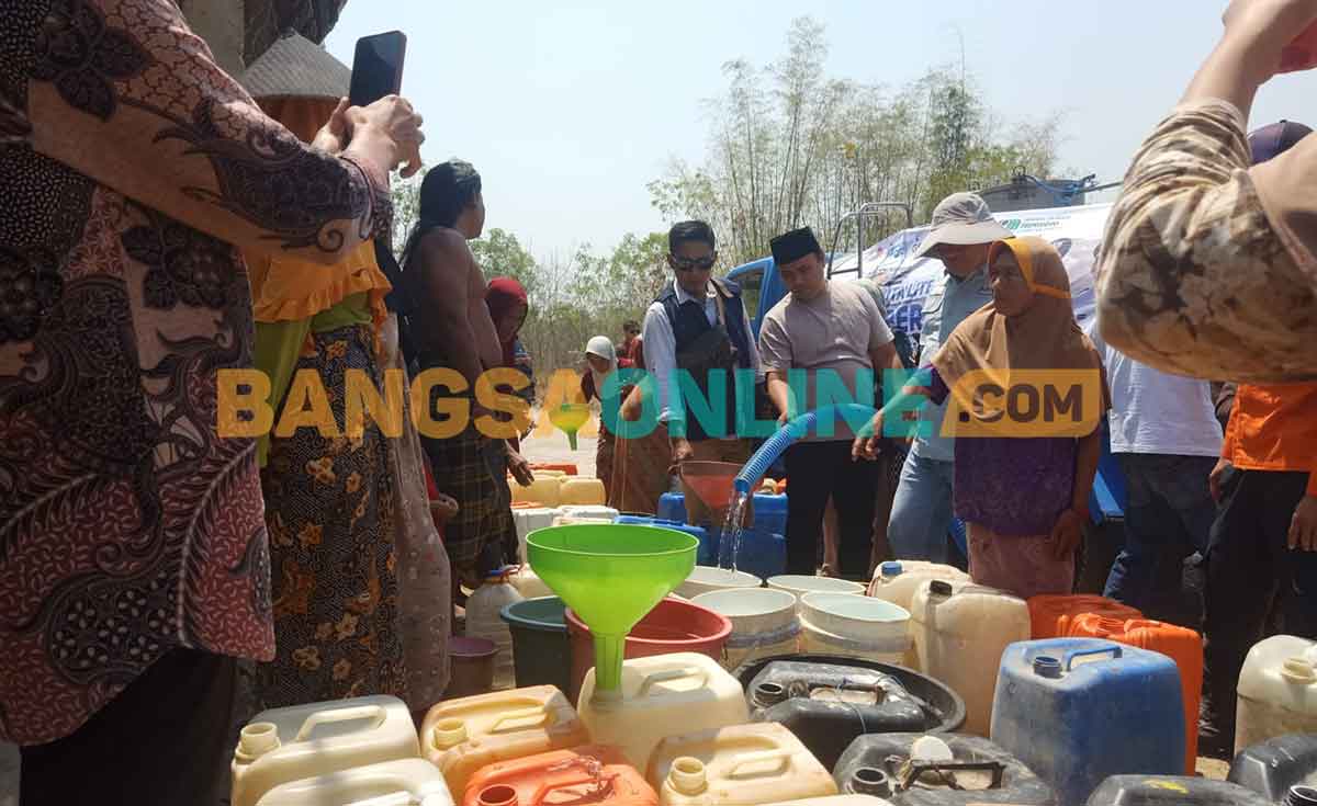 Masyarakat di Kecamatan Kedungdung, Sampang, saat menyebut pendistribusian air bersih dari BUMD dan BLUD. Foto: MUTAMMIM/BANGSAONLINE