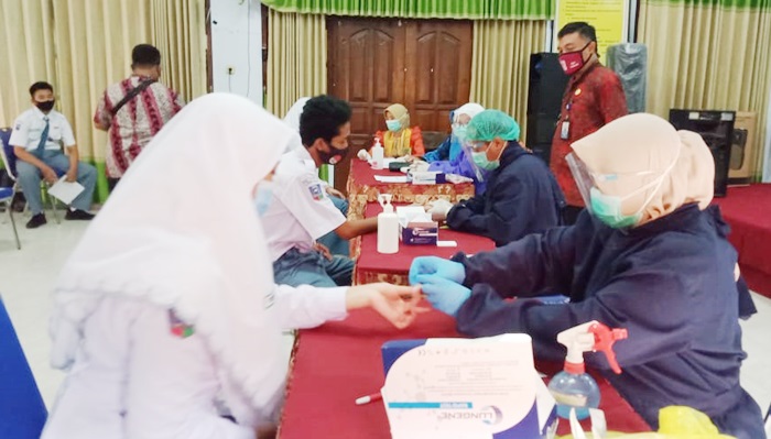 Siswa SMAN 1 Pamekasan saat menjalani 3T dari Puskesmas Teja.