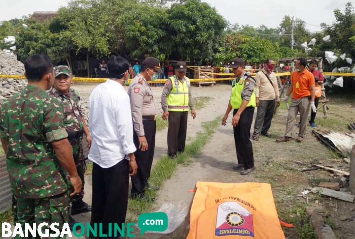Petugas saat melakukan evakuasi mayat korban.