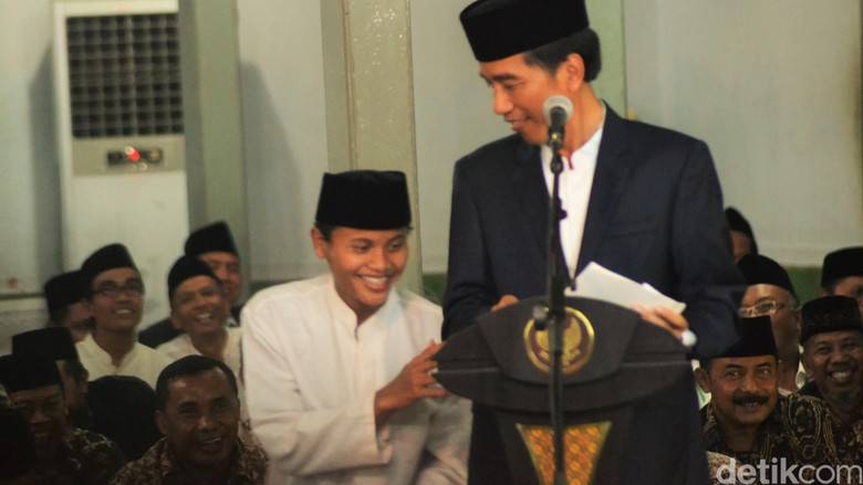 Presiden Joko Widodo saat dfialog dengan santri di Pondok Pesantren Tegalrejo Magelang Jawa Tengah, Rabu malam (4/5/2016)