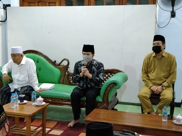 Prof. Dr. KH. Asep Saifuddin Chalim, M.Ag (kiri), Wakil Gubernur Jawa Timur Emil Elestianto Dardak (tengah), dan Bupati Sidoarjo Nur Ahmad Saifuddin dalam acara Munajat melenyapkan covid-19 untuk Surabaya Raya terakhir, Senin (8/6/2020) malam. foto: MMA/ bangasonline.com