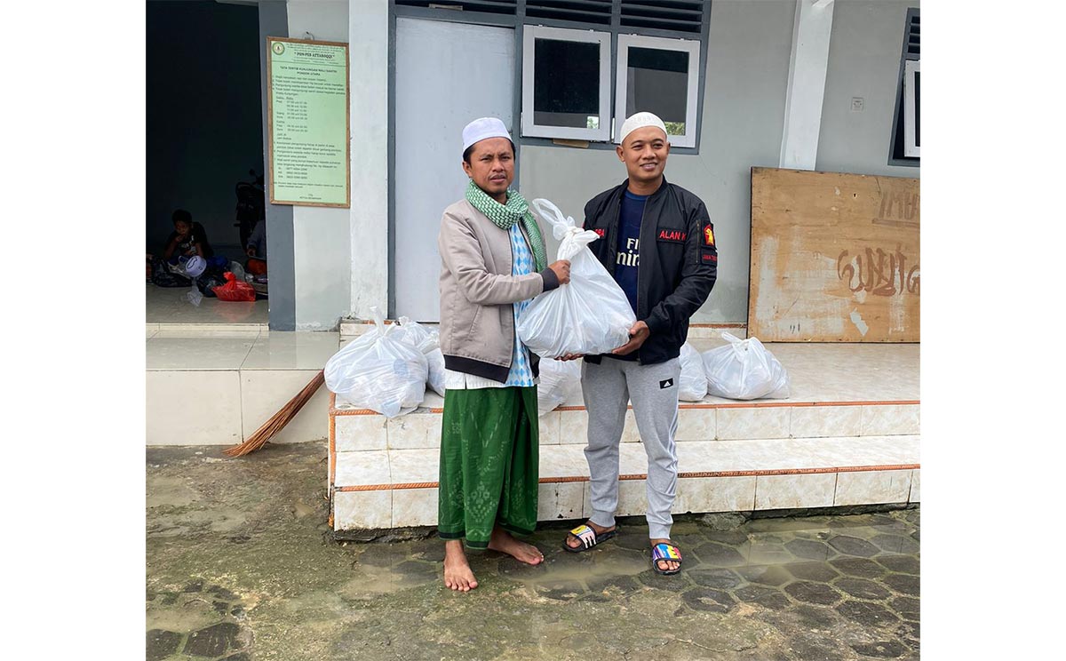 Penyerahan bantuan secara simbolis dari Alan Kaisan kepada pihak pondok. Foto : Dok. Fraksi Gerindra DPRD Sampang/ BANGSAONLINE