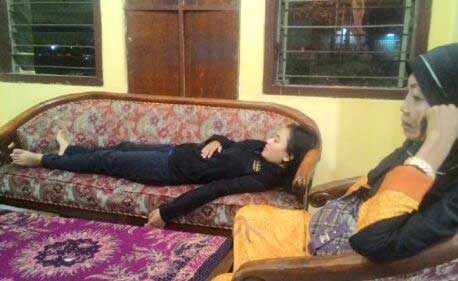 KORBAN - Devi, perawat magang, sesaat setelah terjatuh dari lantai 2 RSUD Kota Mojokerto terbaring lemah di sofa. (gunadhi/BANGSAONLINE)