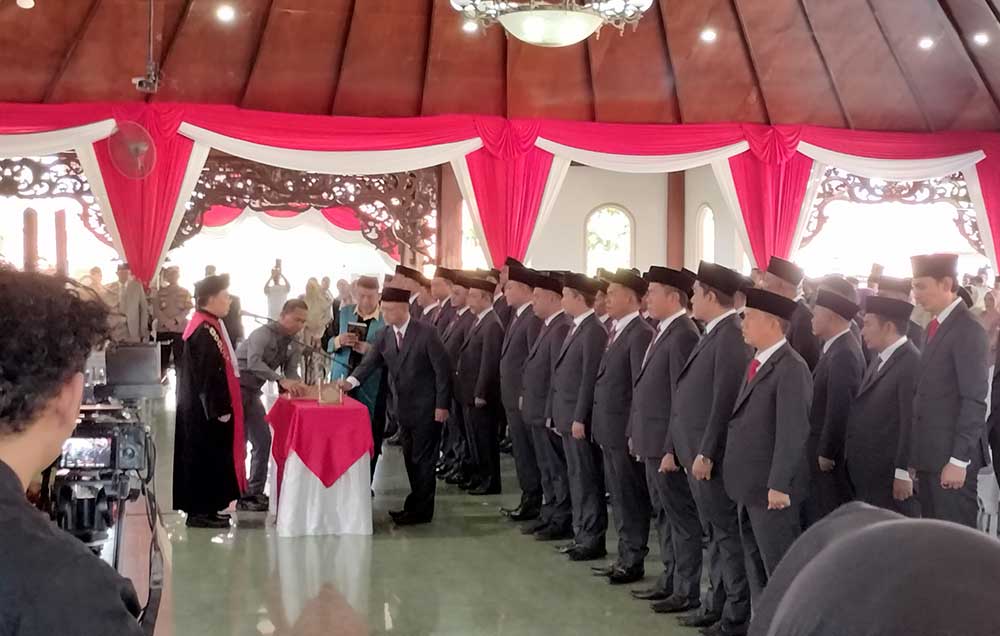 Pj. Bupati Masrukin saat menghadiri pengambilan sumpah dalam pelantikan 45 Anggota DPRD Pamekasan.