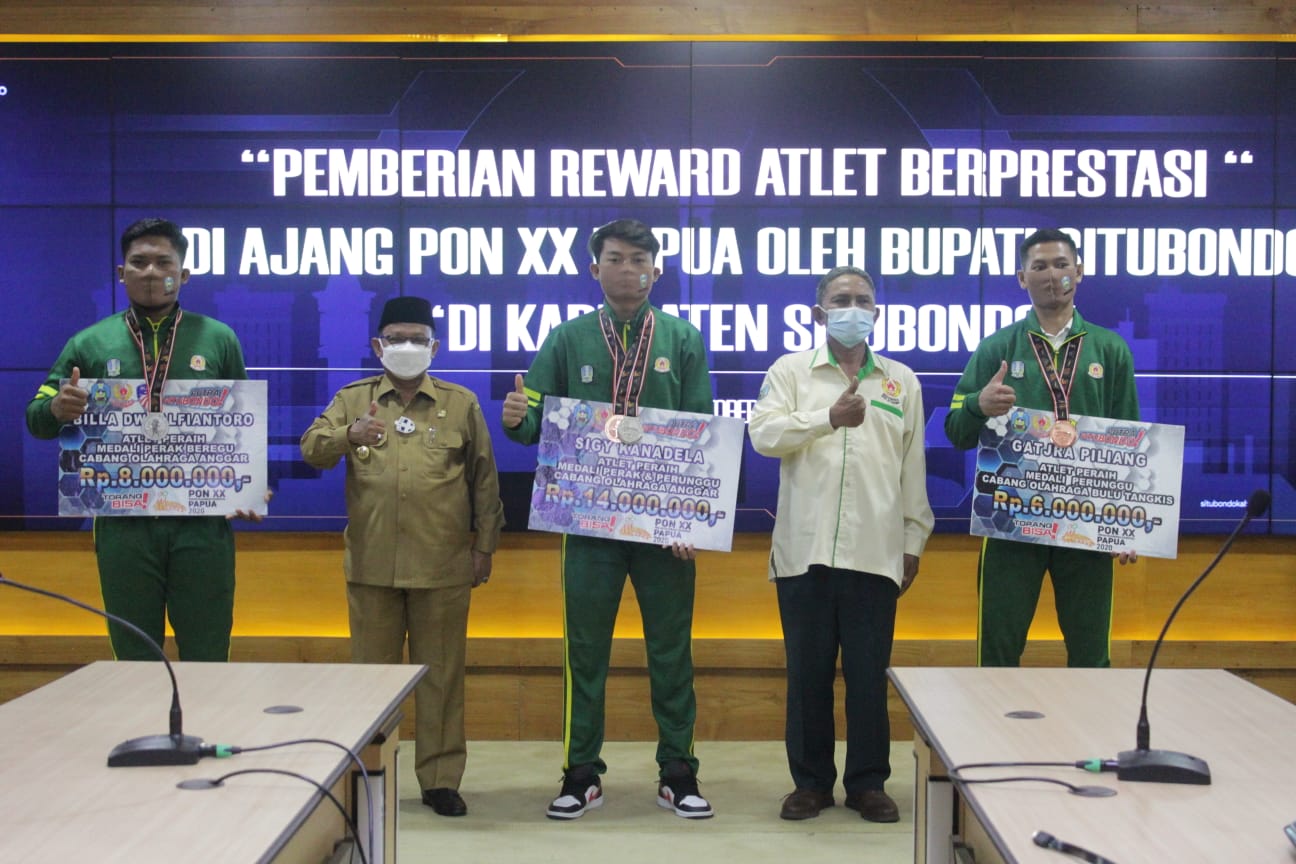 Bupati Situbondo, Karna Suswandi saat menyerahkan penghargaan kepada atlet penyabet medali dalam ajang PON XX Papua.