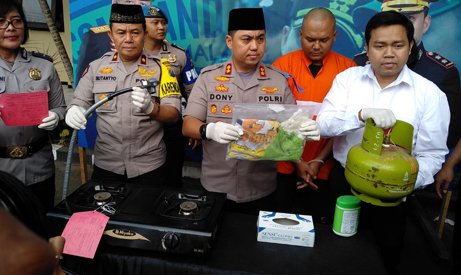 Kapolres Malang Kota AKBP Doni Alexander didampingi Kasatreskrim, Kabag Ops, dan Kasubag Humas saat menunjukkan barang bukti dari tersangka EAA di Mapolres setempat, Jumat (01/11). foto: IWAN IRAWAN/ BANGSAONLINE