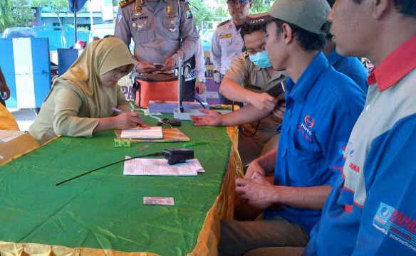 Tidak hanya angkutan, si sopir juga dicek kesehatannya untuk mencegah kecelakaan saat arus mudik dan balik. (foto: bahri/BANGSAONLINE)