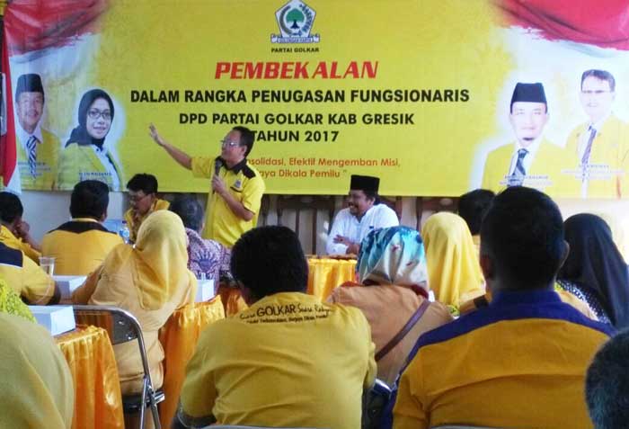 Ahmad Nurhamim saat memberikan pembekalan kader. foto: SYUHUD/ BANGSAONLINE