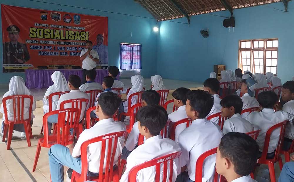 Para pelajar saat mengikuti sosialisasi bahaya narkoba.