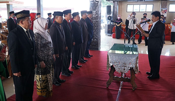 Plt Bupati Nganjuk, Marhaen Djumadi, saat proses pelantikan tujuh OPD. Foto: BAMBANG DWI JULIANTO/BANGSAONLINE