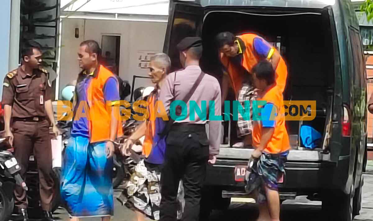 Para tersangka pengeroyokan Kajari Kabupaten Kediri saat turun dari mobil tahanan. Foto: MUJI HARJITA/BANGSAONLINE