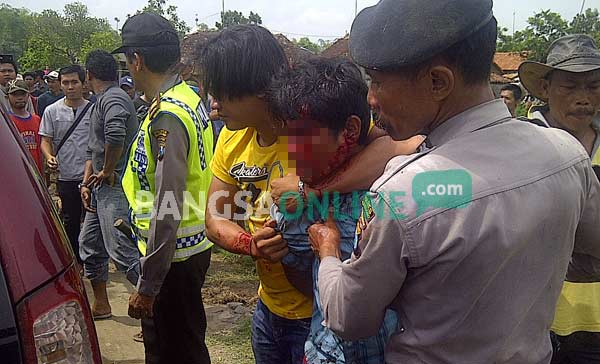 Sunar saat diamankan petugas usai bacok paman dan bibinya. foto: eki nurhadi/ BANGSAONLINE
