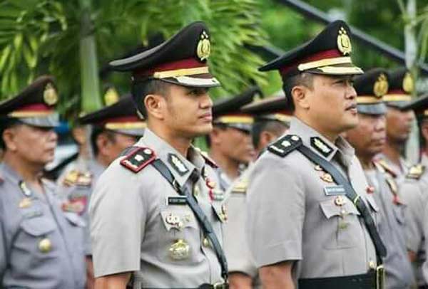 Kompol Dony Setyawan Handakan bersama Kompol Muhammad Yusuf Usman SIK saat sertijab.