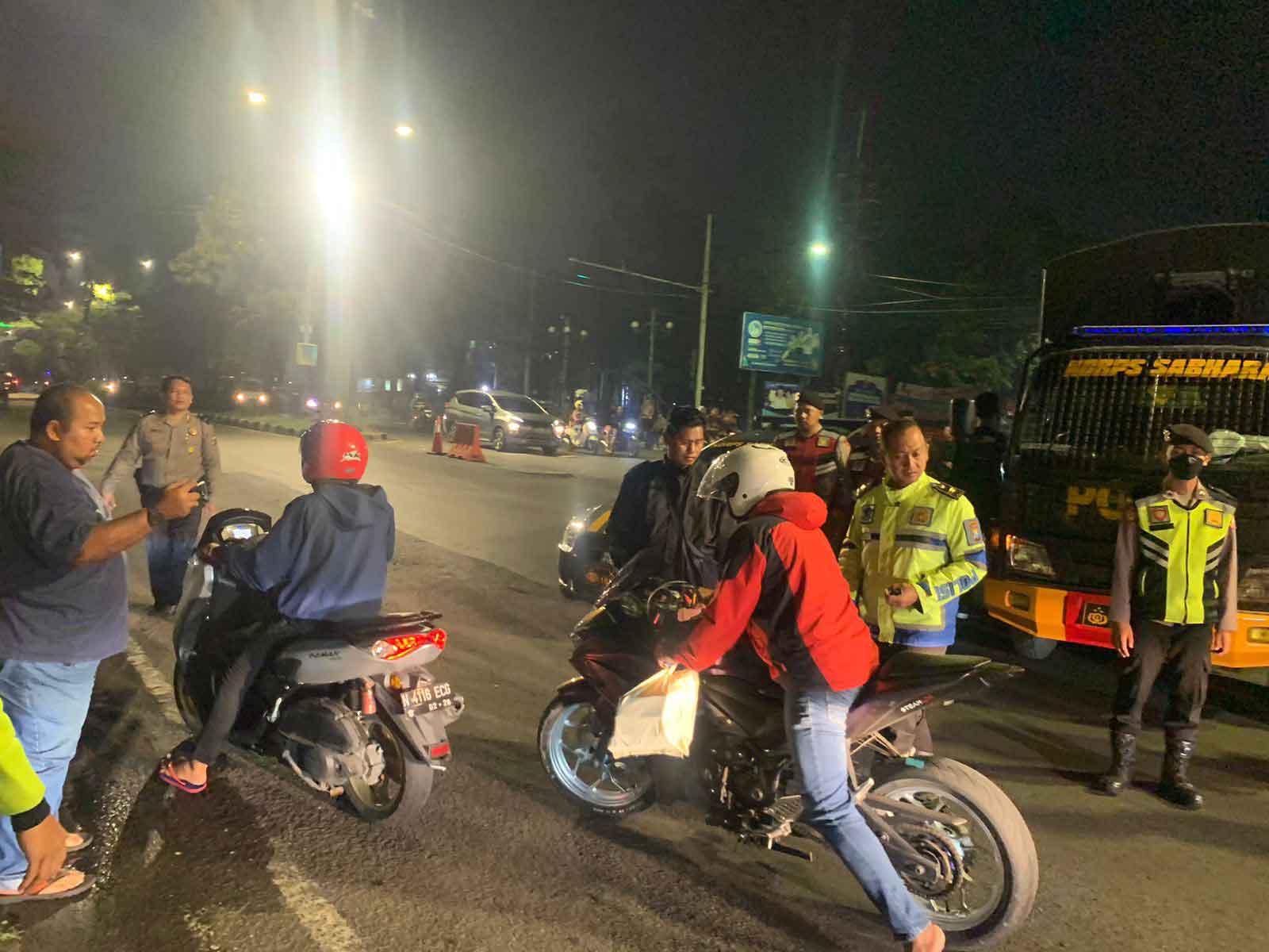 Polresta Sidoarjo saat menggelar razia balap liar, Minggu (9/4/2023)