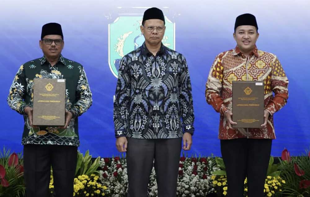 Ketua DPRD Kabupaten Pasuruan Samsul Hidayat (kiri) bersama Bupati H. M. Rusdi Sutejo (kanan) menunjukkan penghargaan opini WTP atas LKPD TA 2024 dari BPK RI.