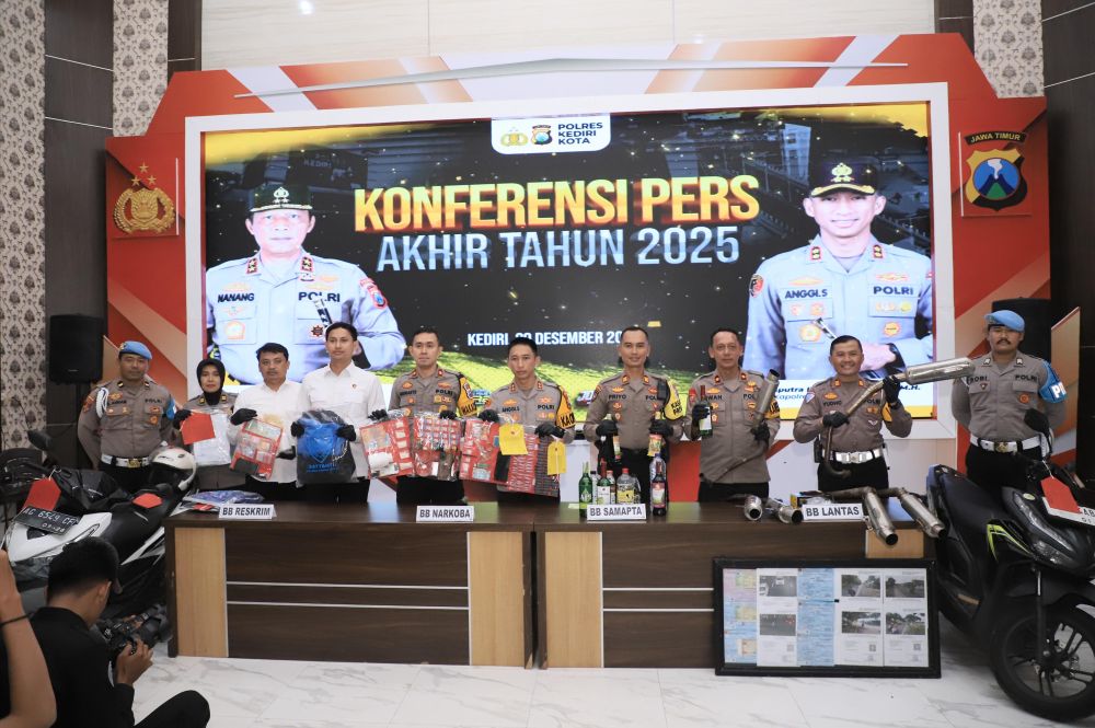  Kapolres Kediri Kota AKBP Anggi Saputra Ibrahim dan jajaran saat menggelar konferensi pers di Mapolres Kediri Kota. (Ist). 