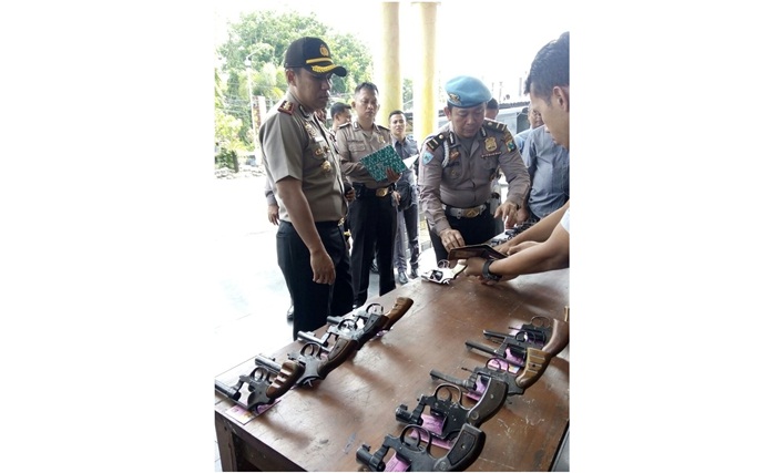 Propam Polres Lamongan saat melakukan pemeriksaan senjata api.