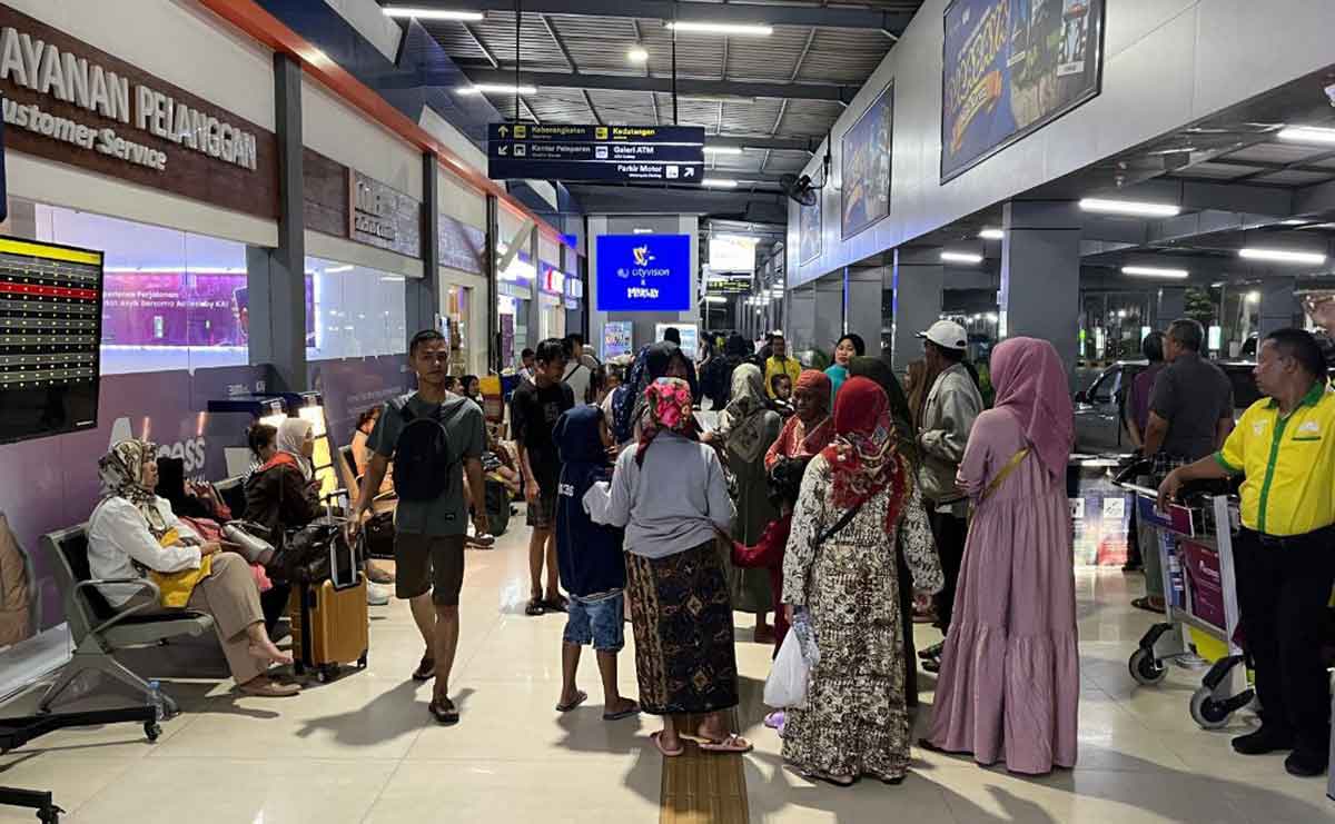 Suasana naik turun penumpang di stasiun kereta api.