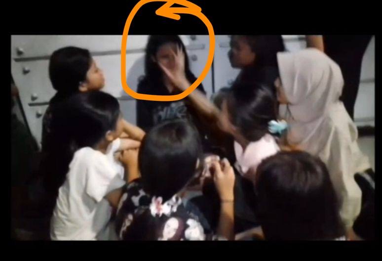 Tangkapan layar terduga pelaku saat diduga melakukan perundungan fisik kepada korban (dalam lingkaran)