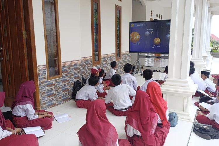 Para siswa SDN Tlagah 2 Bangkalan saat kegiatan belajar mengajar di teras rumah warga (dok. Ist)