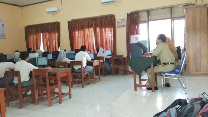 Pelaksanaan ujian nasional berbasis komputer (UNBK) di SMKN 1 Nglegok, Kabupaten Blitar, pada hari pertama ini terpaksa menggunakan genset.