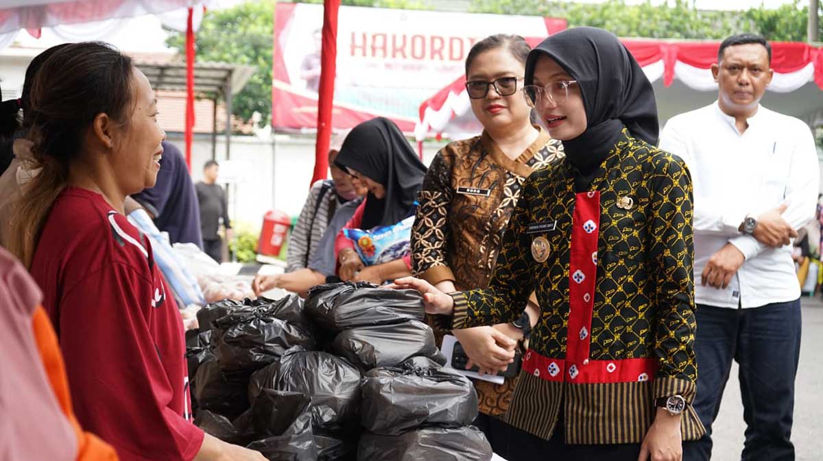 Wali Kota Kediri saat meninjau pelaksanaan pasar murah. Foto: Ist