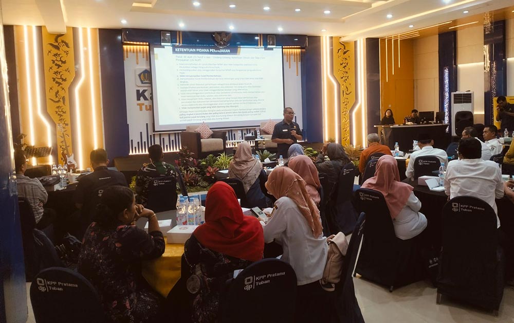 Kepala KPP Pratama Tuban, Hanis Purwanto, saat menyampaikan paparan tentang perpajakan dan sosialisasi coretax di hadapan tamu undangan.