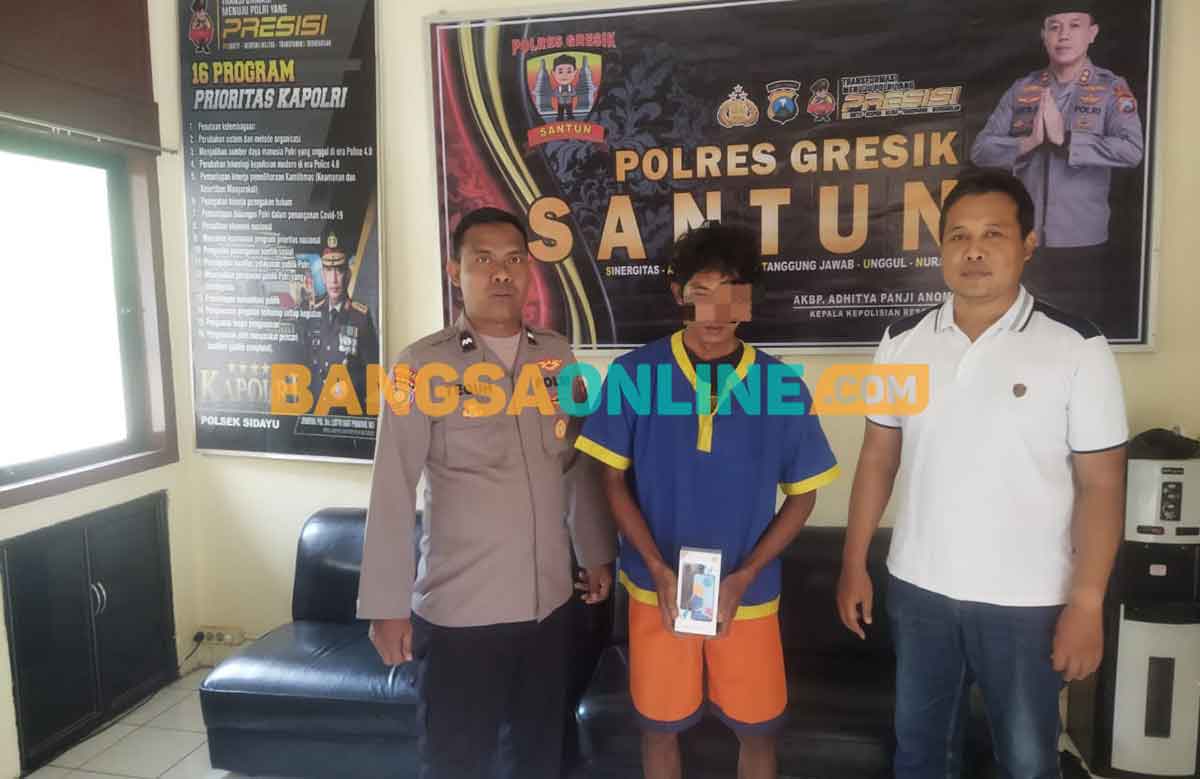 Petugas Polsek Sidayu saat bersama pelaku. Foto: SYUHUD/BANGSAONLINE
