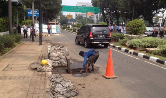 Trotoar di sepanjang Jl Medan Merdeka Selatan, Jakarta, Senin (14/3).