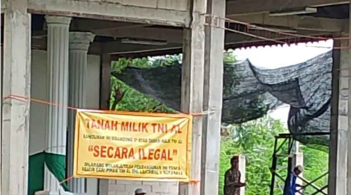 Spanduk penyegelan masjid di Kabupaten Pasuruan.