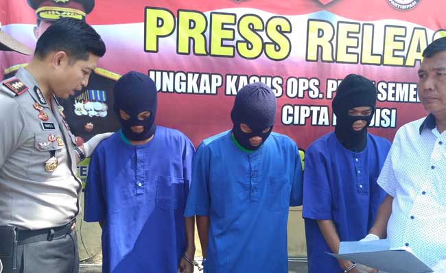 Kapolres Bojonegoro AKBP Wahyu Sri Bintoro saat menginterogasi pelaku. foto: EKY NURHADI/ BANGSAONLINE