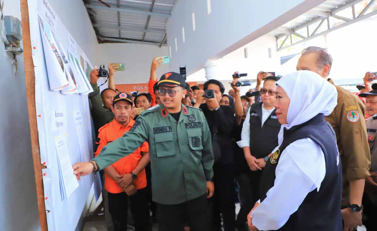 Gubernur Khofifah saat meninjau Posko Karhutla Gunung Lawu di Magetan.