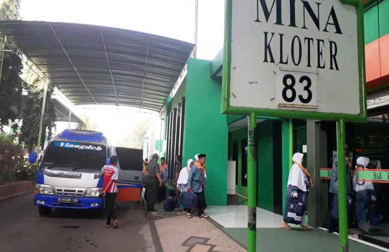JCH kloter 83 saat memasuki hall Mina Asrama Haji Embarkasi Surabaya (AHES), Selasa (14/8).