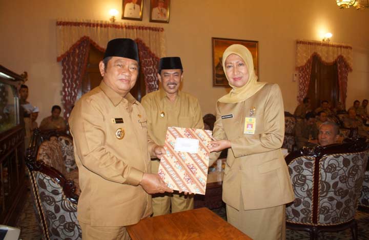 TEKEN: Kepala BPKAD Noer Rochmawati menandatangani perjanjian kinerja dengan Bupati H Saiful Ilah, disaksikan Wabup H Nur Ahmad Syaifuddin, Senin (25/2). foto: ist