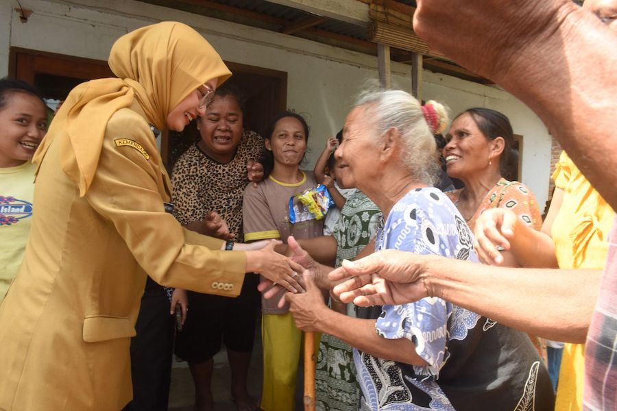 Wali Kota Kediri Vinanda Prameswati saat menyalami salah satu warga disabilitas. (Ist). 