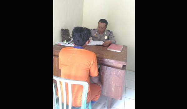 Tersangka saat menjalani pemeriksaan di Mapolsek Plosoklaten Kabupaten Kediri. foto: dendi martoni/ BANGSAONLINE