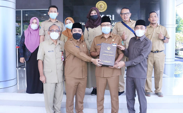 Wali Kota Pasuruan Saifullah Yusuf (Gus Ipul) didampingi Wakil Wali Kota Pasuruan Adi Wibowo (Mas Adi), Ketua DPRD Kota Pasuruan, Pj. Sekretaris Daerah Kota Pasuruan, beserta jajaran kepala OPD di lingkungan Pemkot Pasuruan saat menerima Predikat WTP, Selasa (25/5/2021).