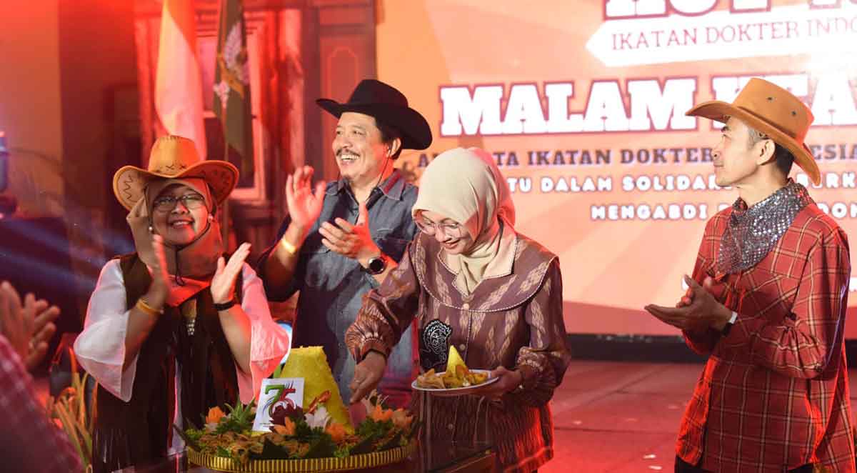 Wali Kota Kediri saat menghadiri Malam Keakraban dalam peringatan HUT Ke-75 IDI.