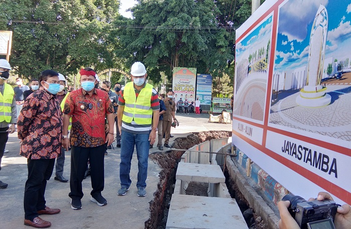 Plt Bupati Nganjuk Marhaen Djumadi meninjau pembangunan pedestrian. foto: BAMBANG/ BANGSAONLINE