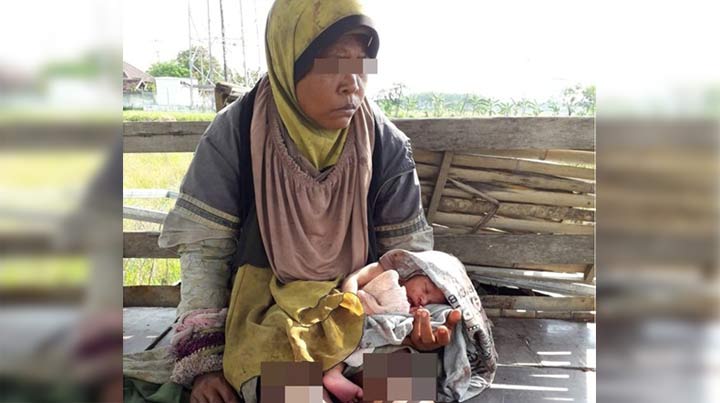 Sundari bersama bayi laki-lakinya yang baru ia lahirkan di sebuah gubuk ladang melon. foto: istimewa