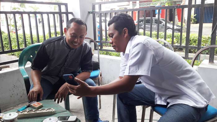 Nurul Azis (kanan) saat mengadukan rekrutmen P3D Ngepung Kecamatan Kedamean di balai KWG. Foto: SYUHUD/BANGSAONLINE