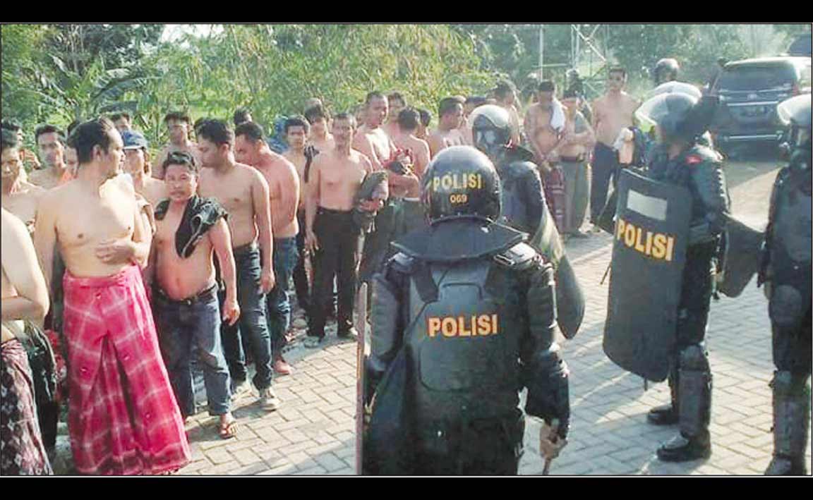 Polisi saat mengamankan para pengikut Dimas Taat Kanjeng Pribadi.