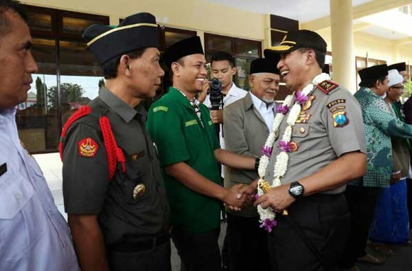 Kapolda Jatim Irjen Pol. Drs. Machfud Arifin SH saat bersalaman dengan Sekretaris GP Ansor Situbondo, Johantono, di Mapolres Situbondo. foto: MURSIDI/ BANGSAONLINE